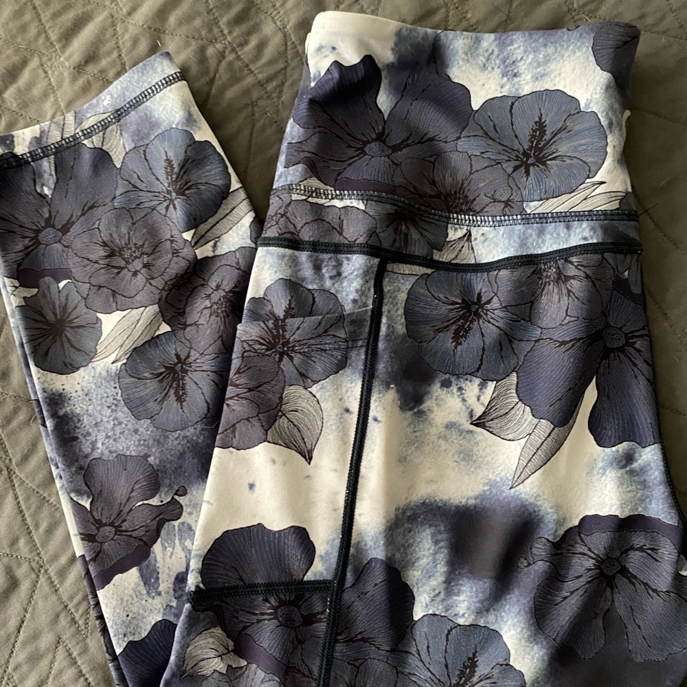Zyia Active Blue Floral Light n Tight Capri 8-10